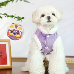 Gilet de fête violet pour chien avec broderie lion et bordure en fausse fourrure