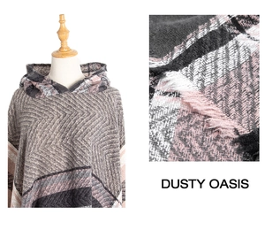 Detailweergave van de visgraatstructuur en zachte franjes aan de poncho met capuchon