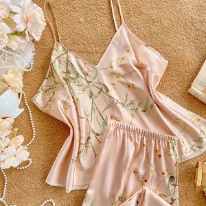 Ensemble pyjama élégant en satin avec caraco au toucher soie et short assorti rose