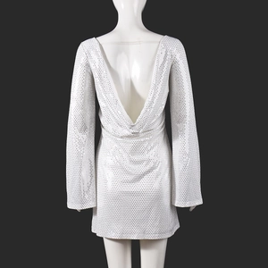 Détail du dos d'une robe courte blanche à paillettes avec dos nu et longues manches évasées