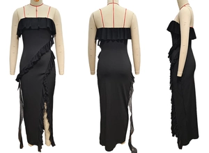 Trois vues de la robe noire à volants épaules dénudées avec fente haute et coupe cintrée