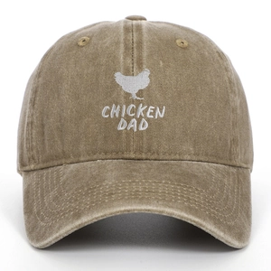 Detail einer khaki gewaschenen Baseballkappe mit weißer Chicken Dad Bestickung und Schirm