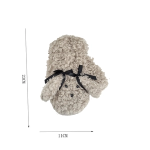 Détail du gant en peluche montrant les dimensions de 23 cm de haut et 11 cm de large
