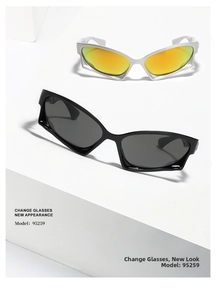 Detail view of Y2K sporty sunglasses 95259 with silver frames and gradient lenses on a pedestal