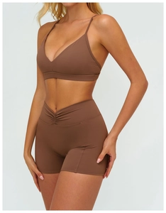 Détail du short de yoga taille haute avec taille en V et texture de tissu hautement élastique