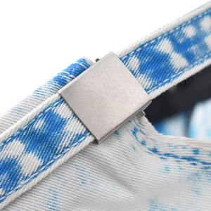 Detailansicht der Tie-Dye-Denim-Baseballkappe mit verstellbarem Metallschnallenverschluss