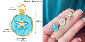 Détail d'un pendentif étoile de mer en laiton de 15mm avec émail bleu et blanc