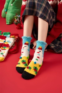 Vue détaillée de chaussettes de Noël en polaire corail avec motif de bonhomme de neige