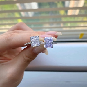 Dettaglio di anelli in argento s925 con pietre taglio ghiaccio e montatura micro-pave
