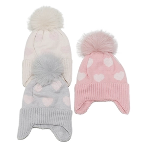 Set warmer Kinder-Strickmützen mit Herzmustern, Ohrenklappen und großen Kunstfell-Bommeln