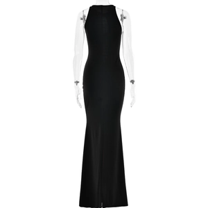 Détail du dos élégant et de l'ourlet en forme de sirène de cette robe de soirée noire chic