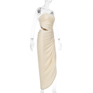 Détail de robe bustier beige avec découpe à la taille et élégantes fronces satinées