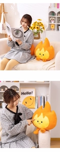 Detail van een schattig oranje vuur pluche kussen in een huiselijke omgeving