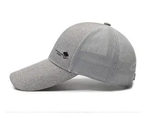 Seitenansicht der hellgrauen Mesh-Baseballkappe mit SPORT-Logo und langem Schirm