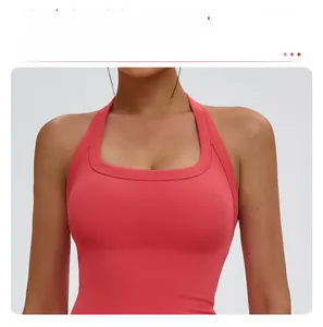Dettaglio del reggiseno sportivo rosa corallo con design a Y sulla schiena e tessuto elastico