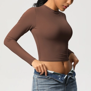 Détail du haut court de yoga marron à manches longues en tissu élastique et respirant