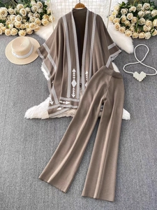 Ensemble tricoté avec cardigan et pantalon à motifs géométriques en gros plan