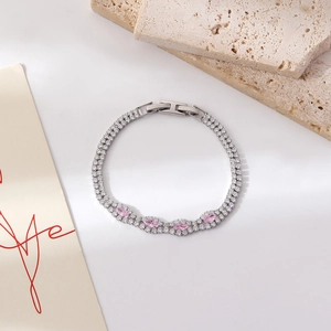 Detail eines silbernen Tennisarmbands mit rosa Marquise-Steinen und Zirkon-Pavé-Besatz