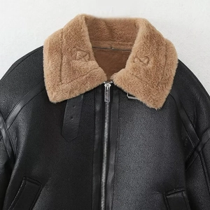 Blouson aviateur en similicuir noir avec col en polaire marron et fermeture éclair