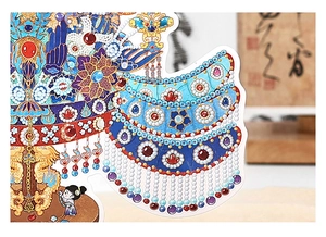 Nahaufnahme von Vintage-Puzzle-Stickern mit traditioneller chinesischer Phönixkrone