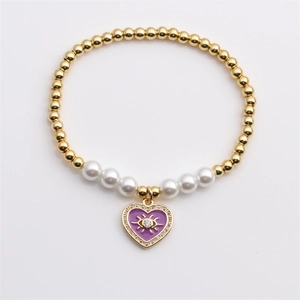 Bracciale elastico con perle bianche e dorate con ciondolo a cuore in smalto viola