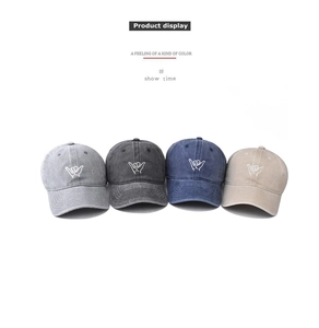 Vista detallada de cuatro gorras de algodón lavado con bordado en varios colores clásicos