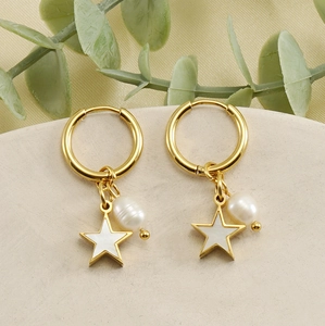 Détail de créoles en or 18 carats avec pendentif étoile blanche et perle goutte