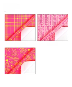Détail de papier cadeau rose néon avec motifs à carreaux, lettres d'anniversaire et gâteaux