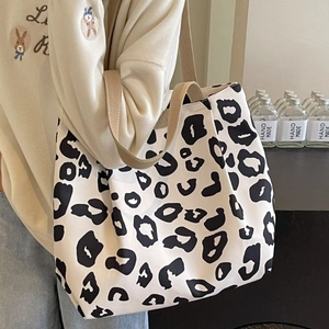Grand sac cabas en toile à motif animalier noir et blanc avec anses kaki porté