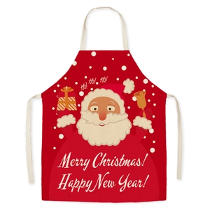 Dettaglio del grembiule natalizio con motivi di Babbo Natale e stampe festive