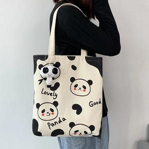 Detail der Canvas-Einkaufstasche mit Pandadrucken und weichem Plüsch-Panda-Anhänger