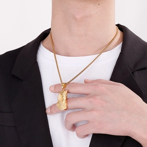 Detail einer goldenen ägyptischen Pharao-Tutanchamun-Halskette getragen von einem Model
