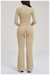 Vista posteriore del set da yoga beige con top a maniche lunghe e pantaloni a campana