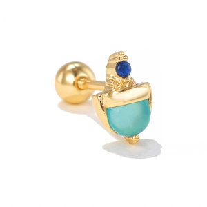 Makroansicht des goldenen Knorpel-Ohrsteckers mit blauem Edelstein und Schraubverschluss
