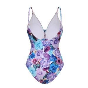Détail d'un bikini taille haute avec fleurs 3D et motifs de roses en bleu et violet