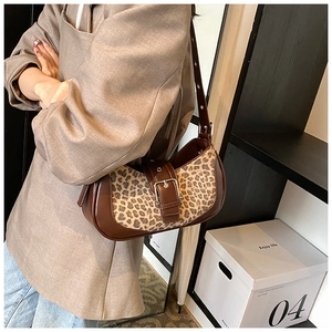 Vue détaillée du grand sac hobo léopard avec garniture en cuir et boucle en métal dorée