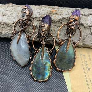Collier crâne de corbeau en bronze vintage avec labradorite goutte et améthyste
