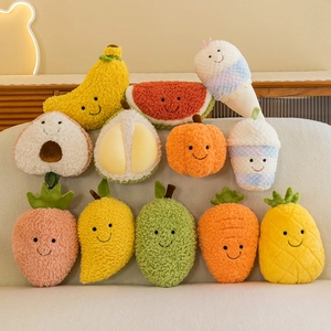 Set di adorabili peluche di frutta da 30 cm con faccine sorridenti su un divano
