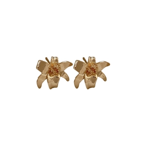 Elegant gold lily flower stud earrings in vintage metal style for women