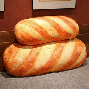 Nahaufnahme realistischer Plüschkissen in Baguette-Form im gemütlichen Schlafzimmer