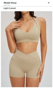 Dettaglio del set yoga color cammello chiaro con reggiseno a V e pantaloncini a vita alta