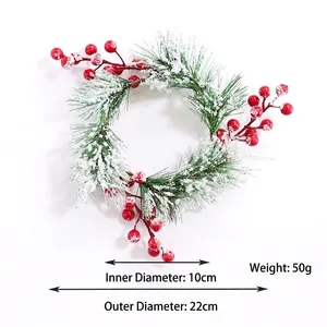 Detail eines gefrosteten Weihnachtskranzes mit roten Beeren, 10cm Innen- und 22cm Außenmaß