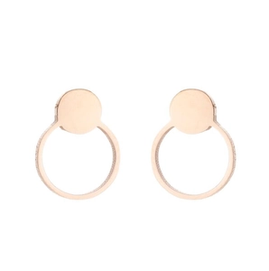 Detailansicht der einfachen geometrischen roségoldenen Ohrringe mit Metallstruktur