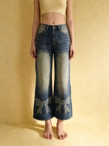 Jean large en denim délavé rétro pour femmes avec détails appliqués de nœuds uniques