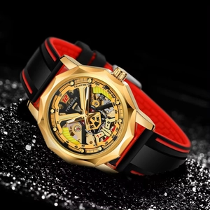 Vue macro d'une montre mécanique squelette avec boîtier doré et bracelet en silicone rouge