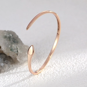 Minimalistisches Schlangenarmband in Roségold mit verstellbarem Schlangenkopf-Design