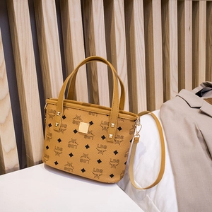 Ingwergelbe Leder-Eimertasche mit Monogramm-Print und goldenen Nietendetails