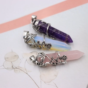 Détails de pendentifs en cristal naturel avec des motifs floraux sculptés en métal argenté