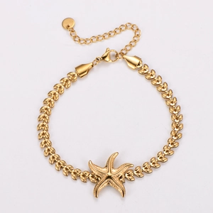 Détail du bracelet chaîne en épi de blé plaqué or 18k avec pendentif étoile de mer et fermoir