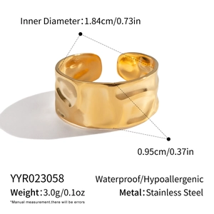 Detailed dimensions of a wide hammered gold stainless steel ring with size measurements